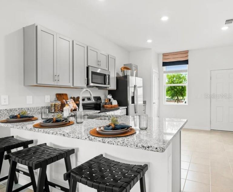 For Rent: Modern 2 Bed, 2.5 Bath Townhome – Pets Welcome!
Available October 1st, this stylish townhouse at 3014 Skyline Loop, Kissimmee, FL 34758 offers a bright open-concept layout with a spacious living and dining area that flows into a contemporary kitchen, perfect for entertaining or everyday living. Upstairs you’ll find two private bedroom suites, each with its own full bathroom, plus a convenient laundry area. Community amenities include a resort-style pool, green spaces, and a playground for outdoor enjoyment. Ideally located near shopping, dining, schools, and with easy access to Orlando’s major attractions and highways. Pets are welcome—bring your furry friends along!
?? Contact us today to schedule a showing and make this home yours.