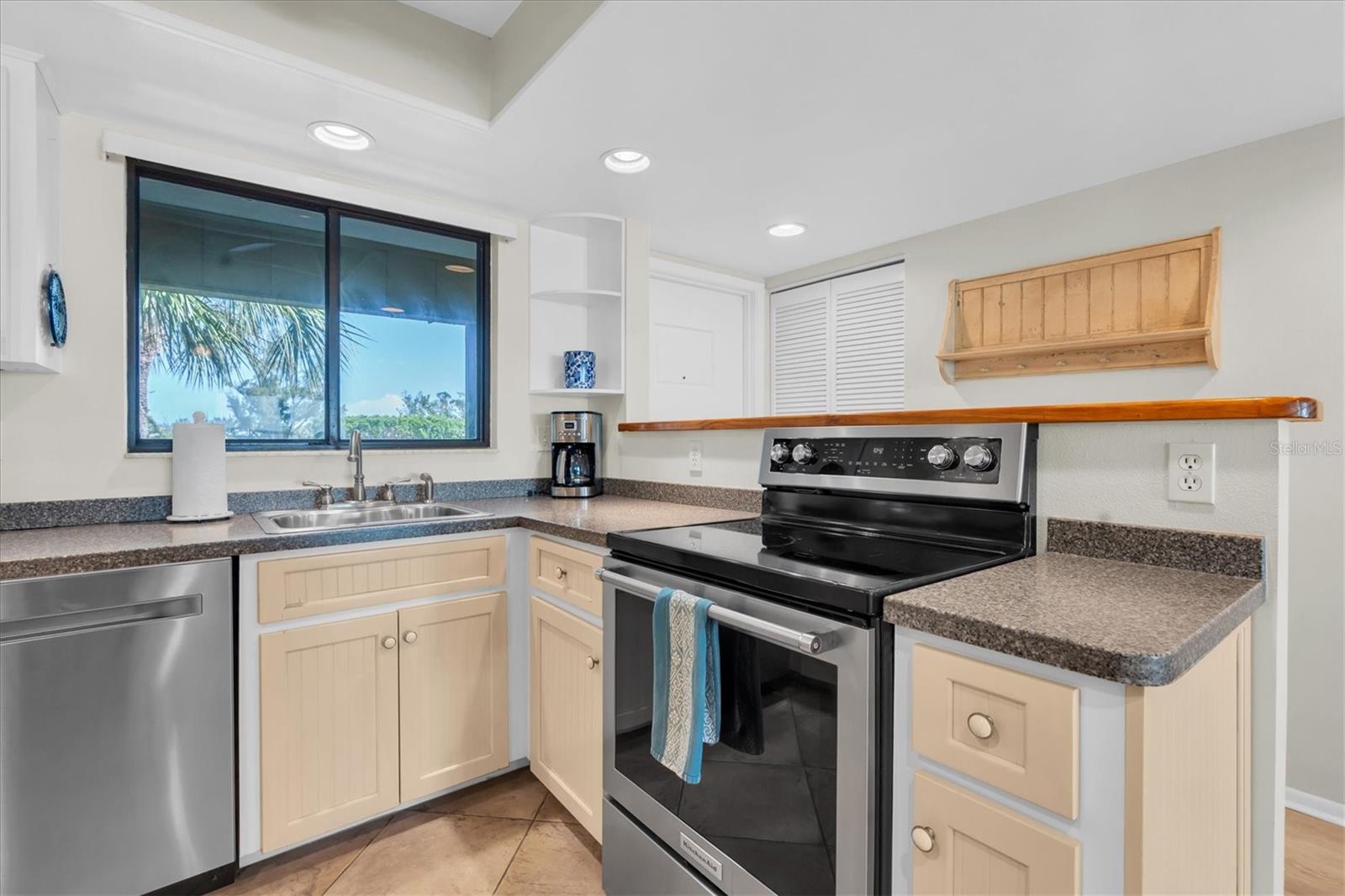 WESTBAY POINT & MOORINGS II - Residential