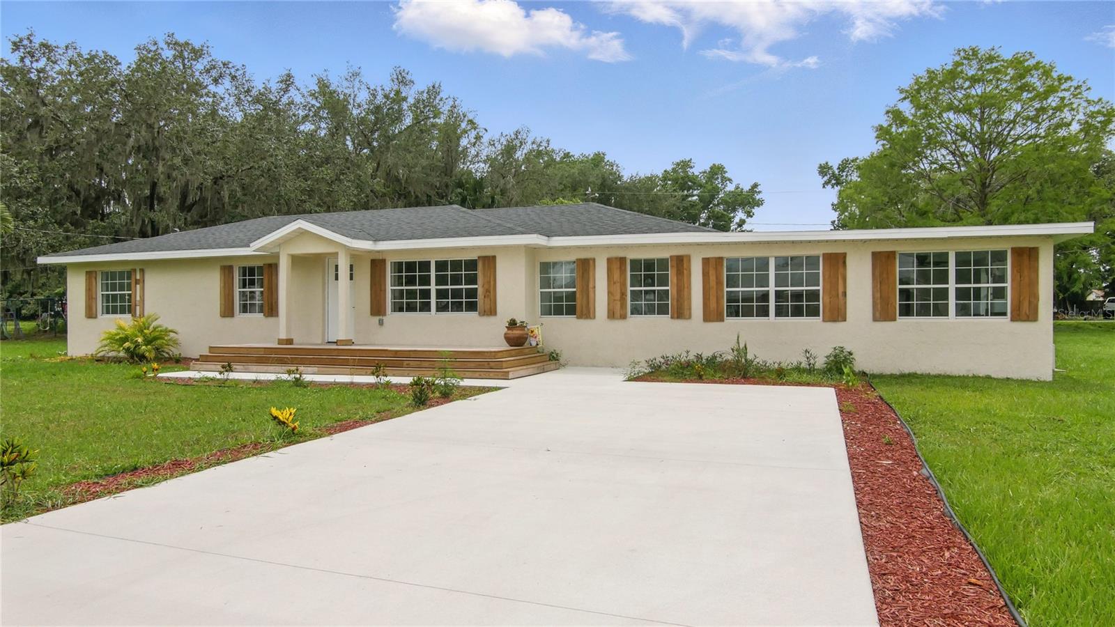 1518 LAKESIDE DRIVE