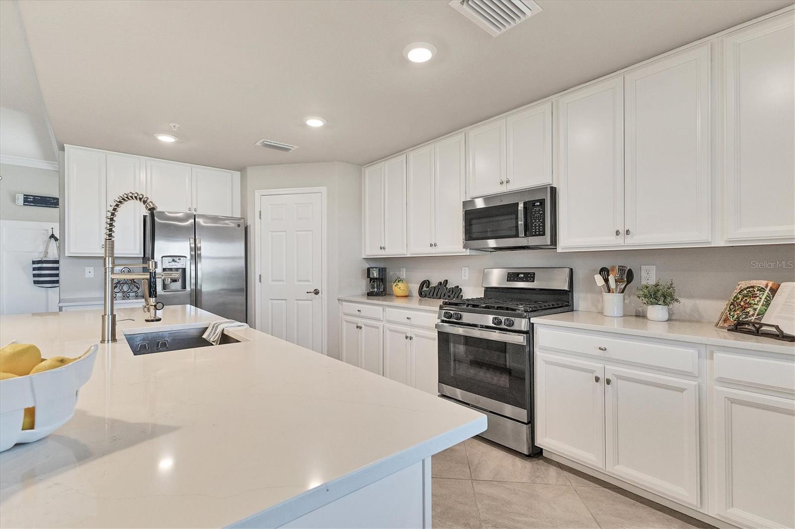 LAKEWOOD NATIONAL COACH HOMES III - Residential Lease