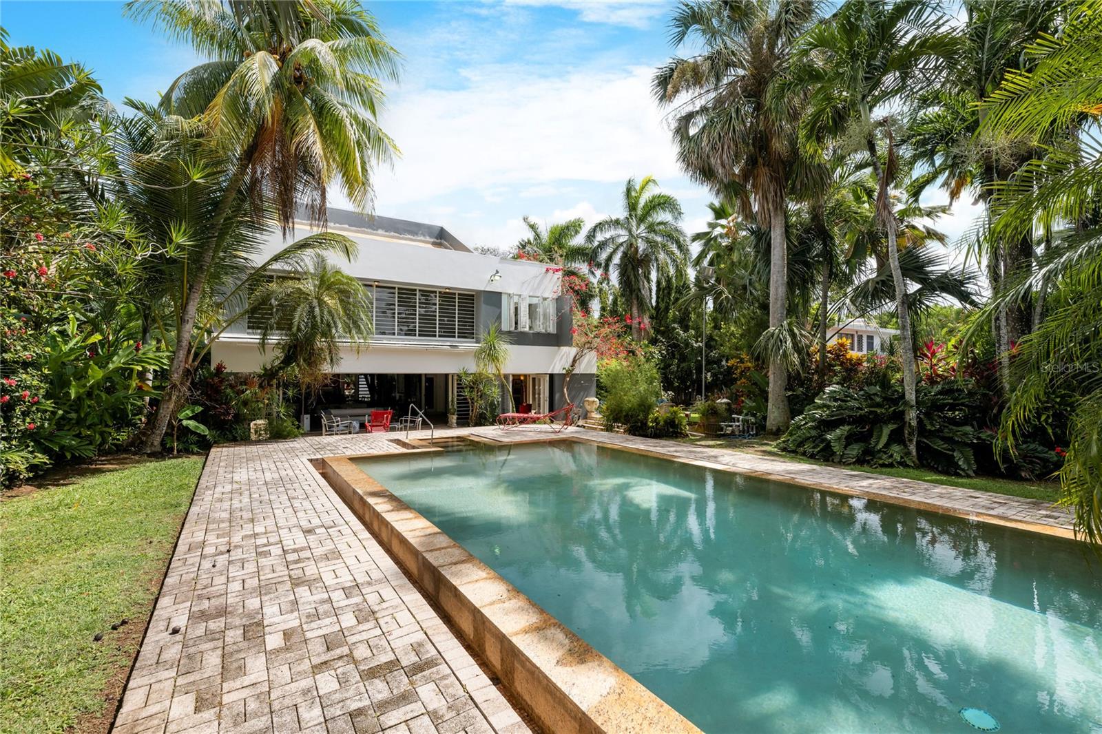 GARDEN HILLS ARCHITECTURAL CUSTOM BUILT RESIDENCE - Residential