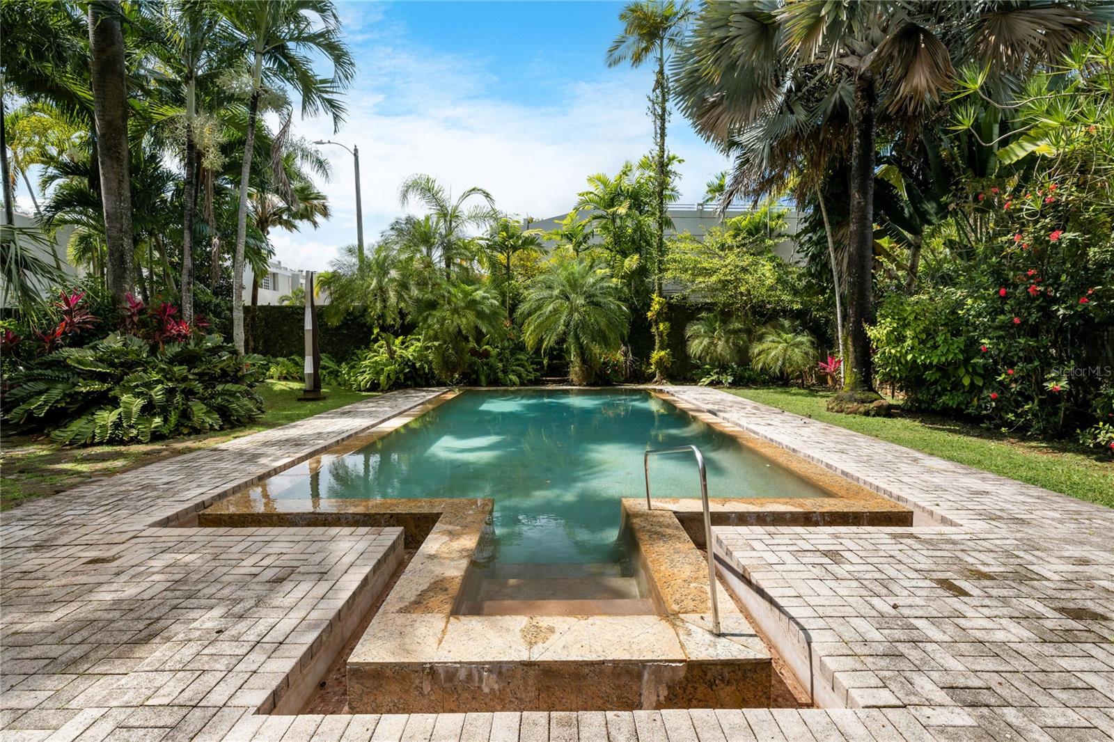 GARDEN HILLS ARCHITECTURAL CUSTOM BUILT RESIDENCE - Residential