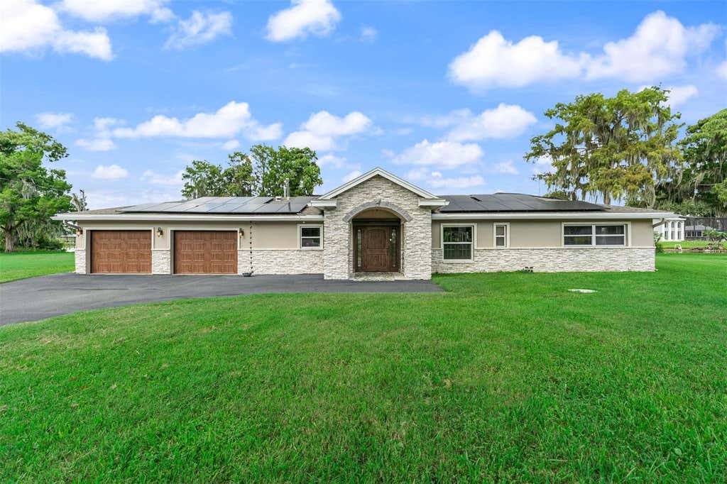 Photo of 1002 Loves Point Drive, Leesburg, FL 34748 (MLS # O6433733)