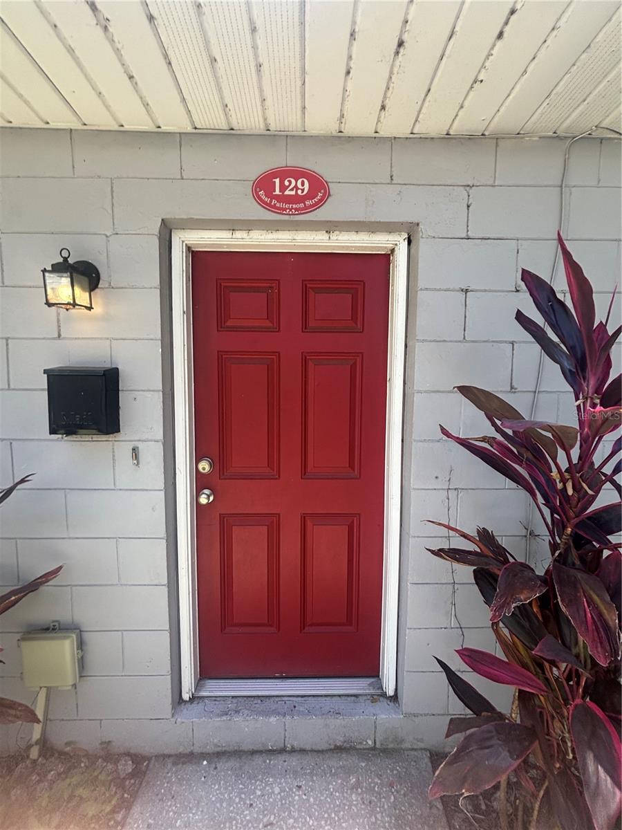 Available Now, this 2 bedroom 1 bath unit has been completely updated throughout and is just an 8 minute walk to Lake Hollingsworth, 10 minute walk to the college, and a short 10 minute drive to Lakeland Regional Hospital!
Inside you will immediately notice the fresh paint and new flooring throughout the home. The kitchen has been updated with stone countertops and stainless steel appliances including a dishwasher, fridge, range, and microwave. Bathroom includes a new vanity and a modern shower surround. Full size washer and dryer are included in the unit. Newly paved, reserved, off-street parking is available to tenants. Property is located just minutes away from great shopping, restaurants, and entertainment. Remember, Florida Southern College and Lake Hollingsworth are a short 8-10 minute walk away!
*no evictions, background check, credit check, and income verification