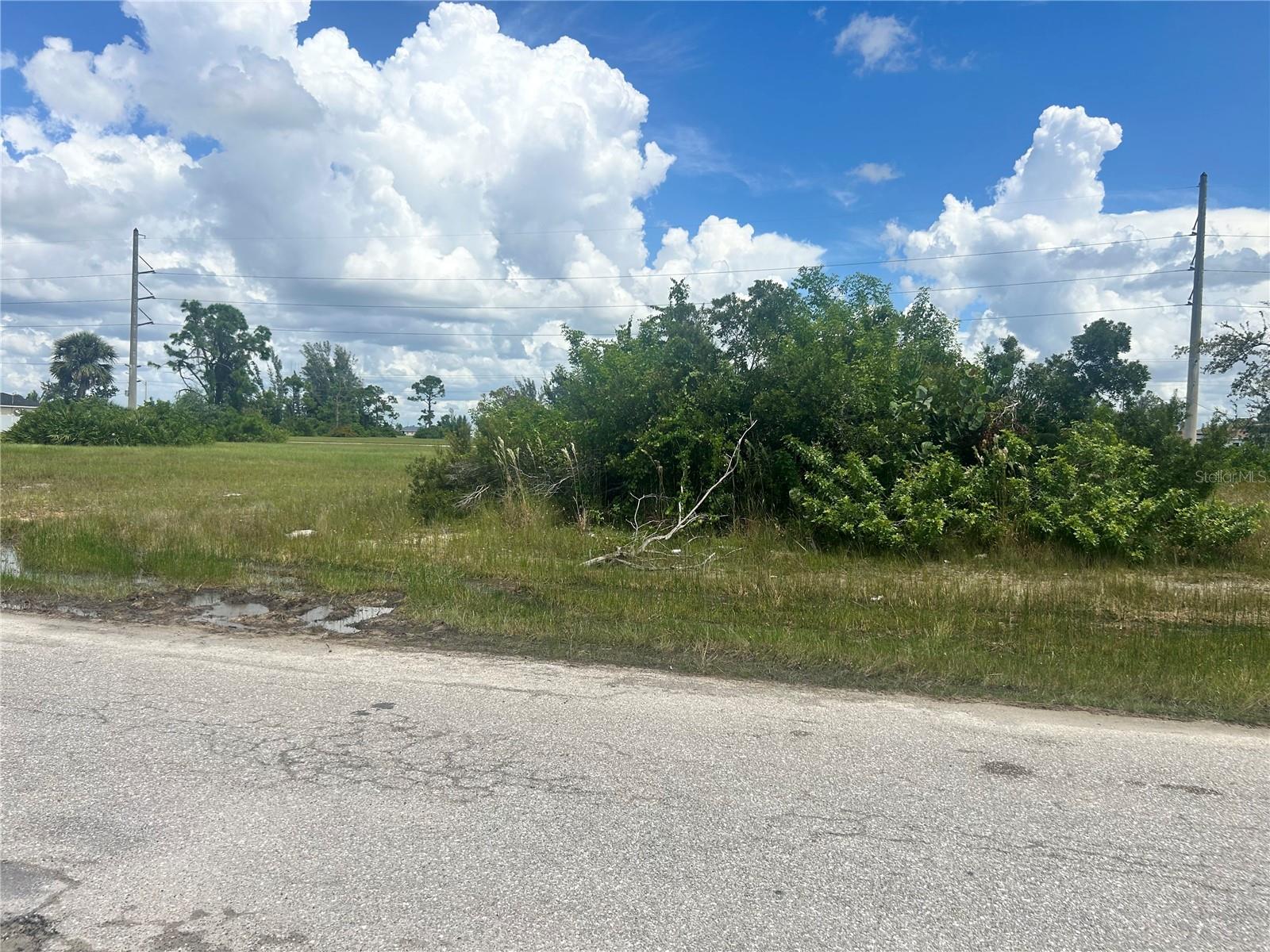 40 X 125 Single Lot in Cape Cora availablel, just a minutes from Shoppings and Restaurants, near to Canals and Parks