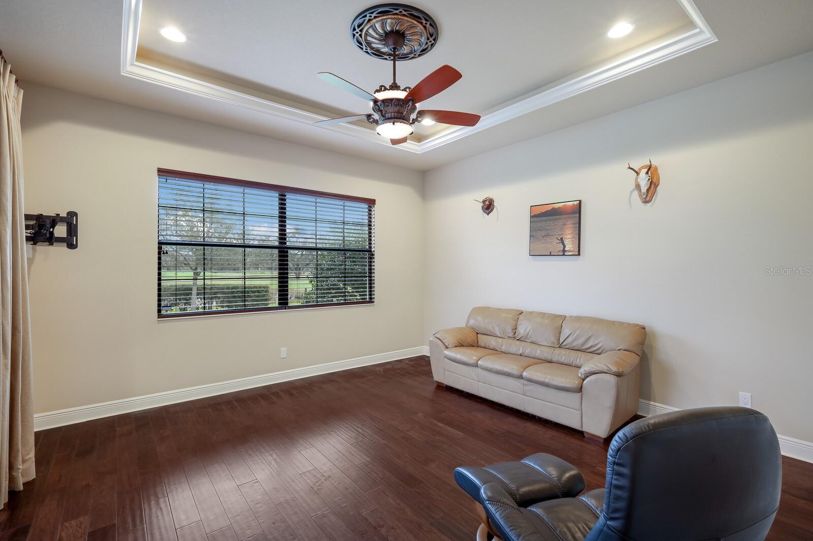 FOUNDERS CLUB - Residential