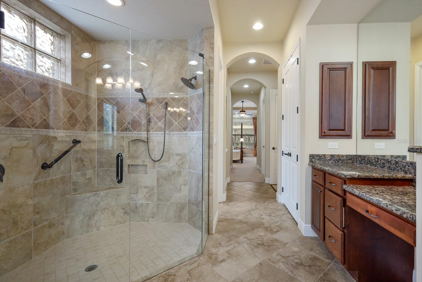 FOUNDERS CLUB - Residential