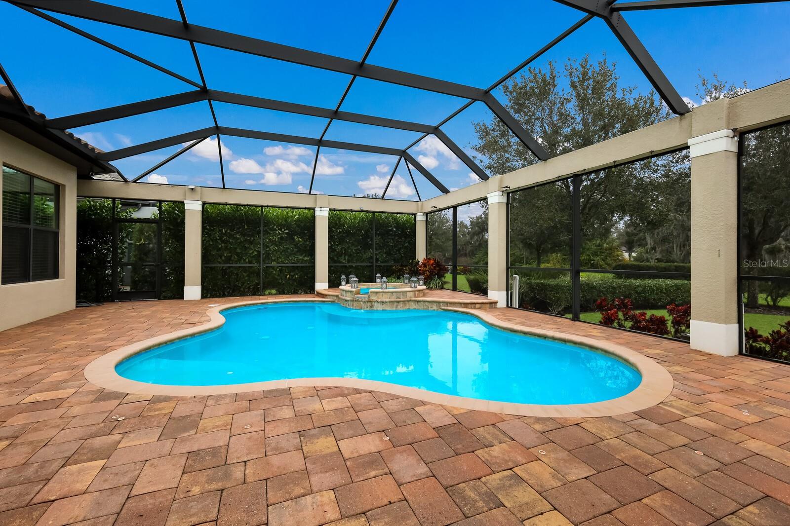 FOUNDERS CLUB - Residential