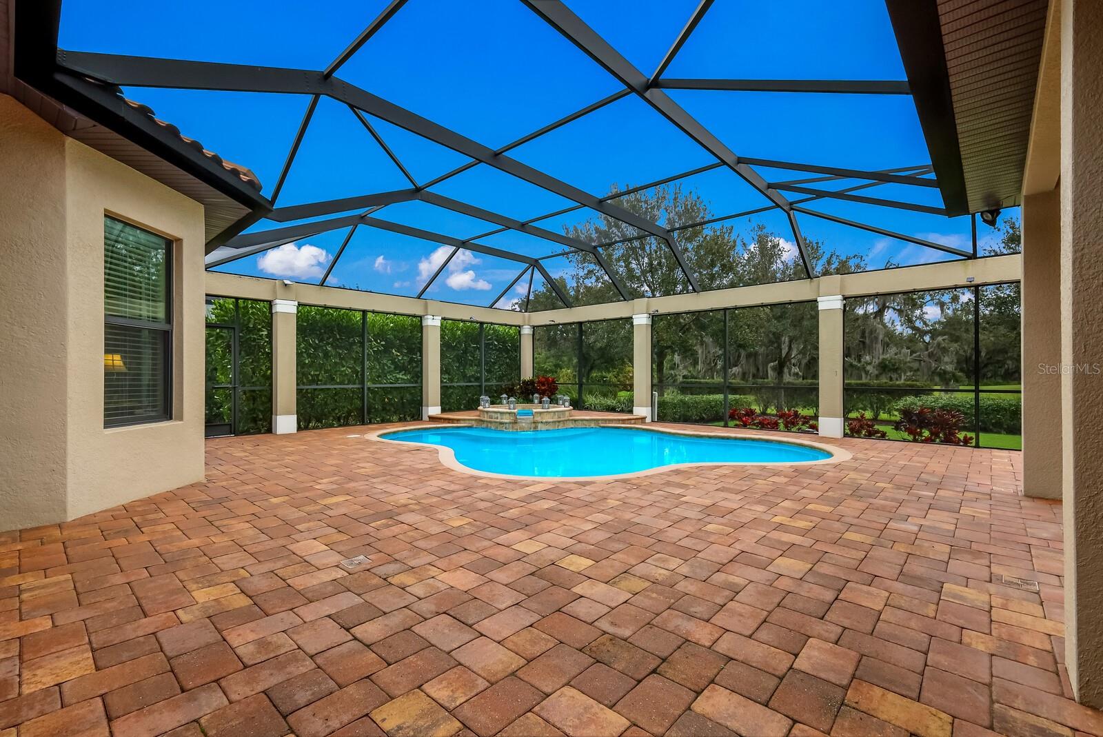 FOUNDERS CLUB - Residential