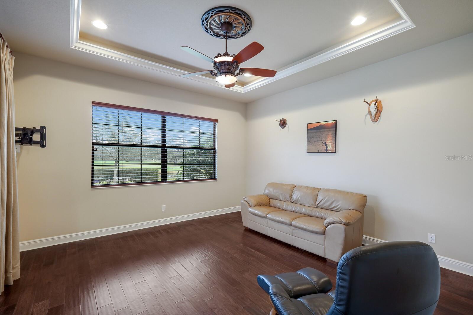 FOUNDERS CLUB - Residential