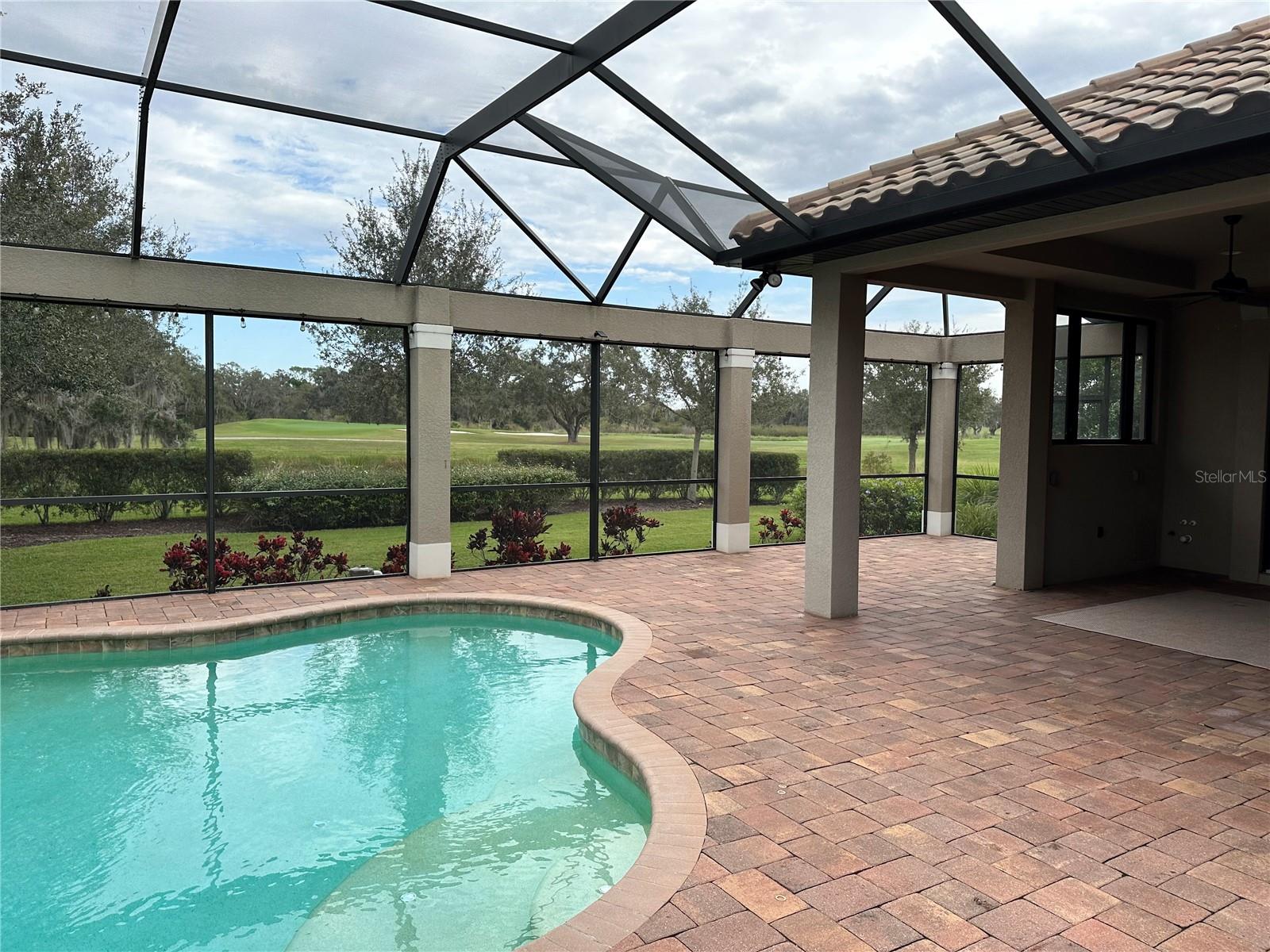 FOUNDERS CLUB - Residential