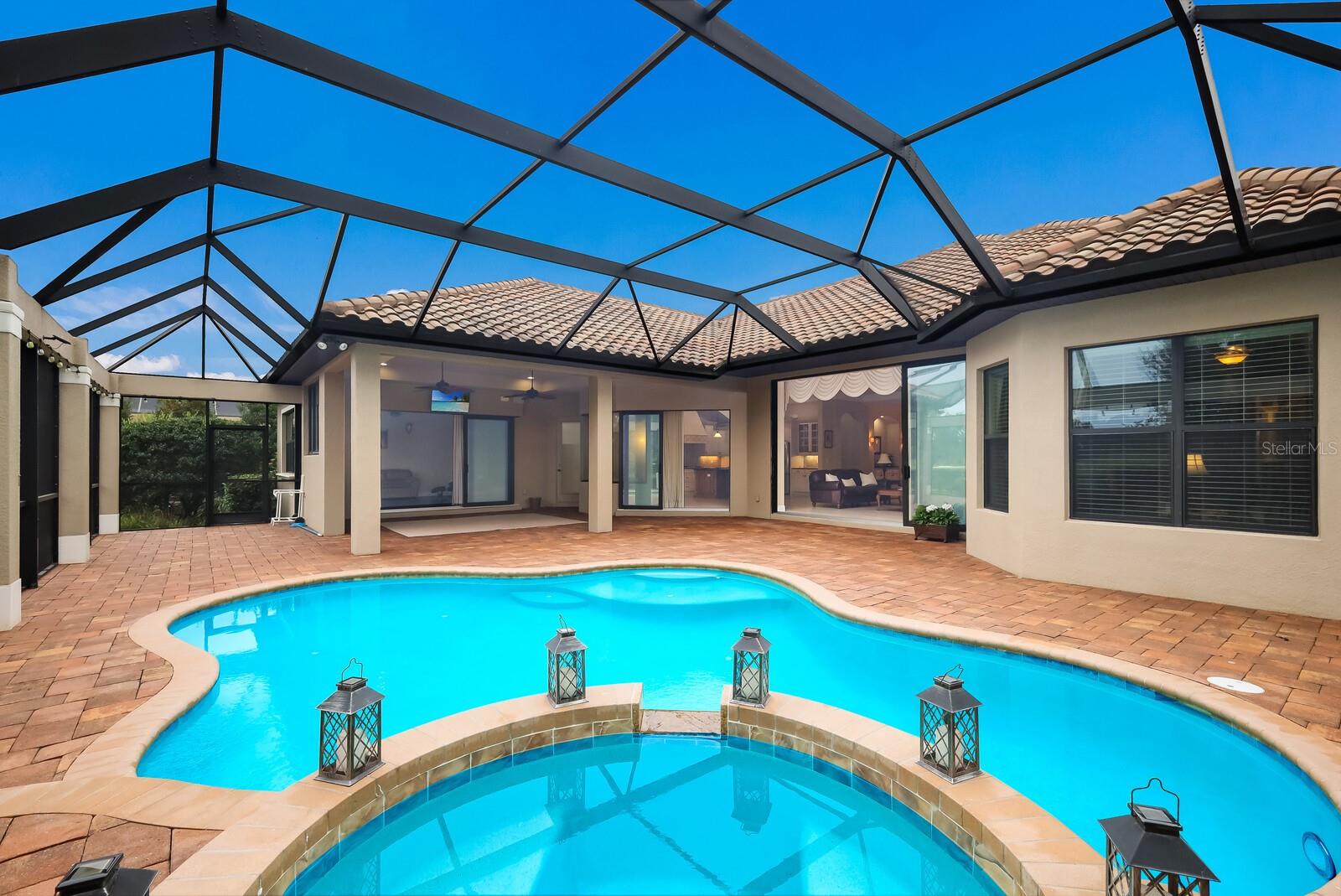 FOUNDERS CLUB - Residential