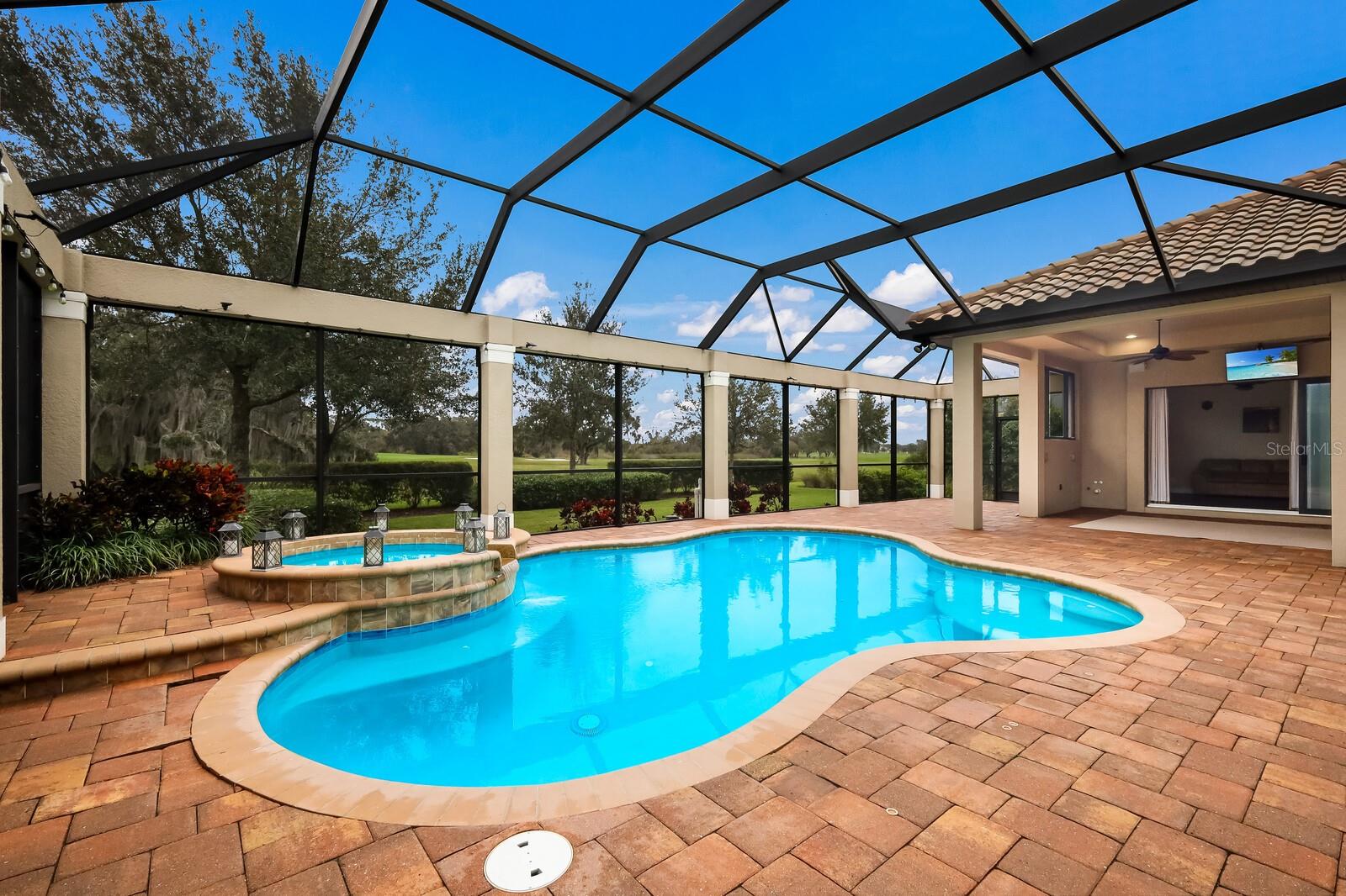 FOUNDERS CLUB - Residential