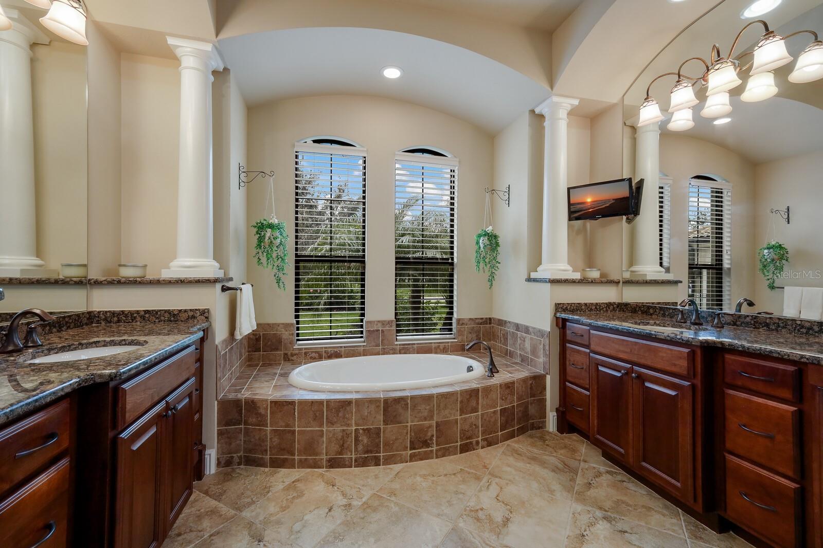 FOUNDERS CLUB - Residential