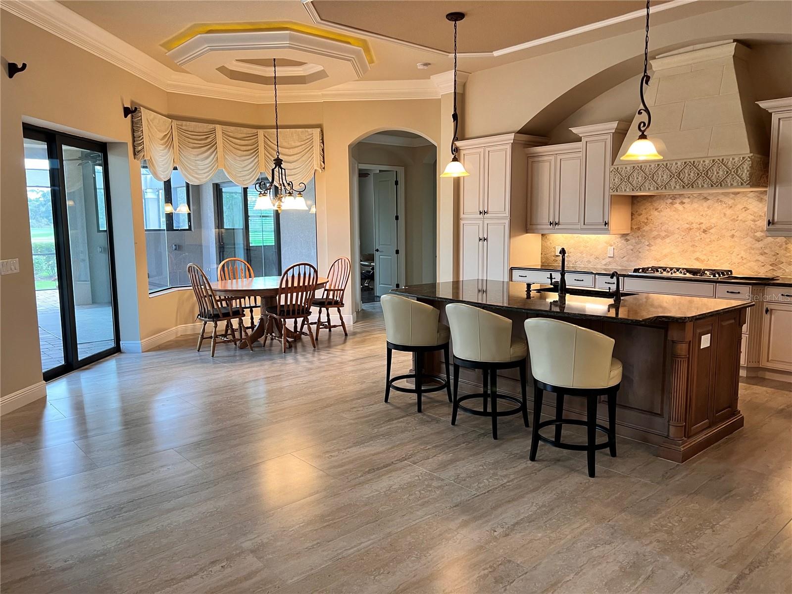 FOUNDERS CLUB - Residential