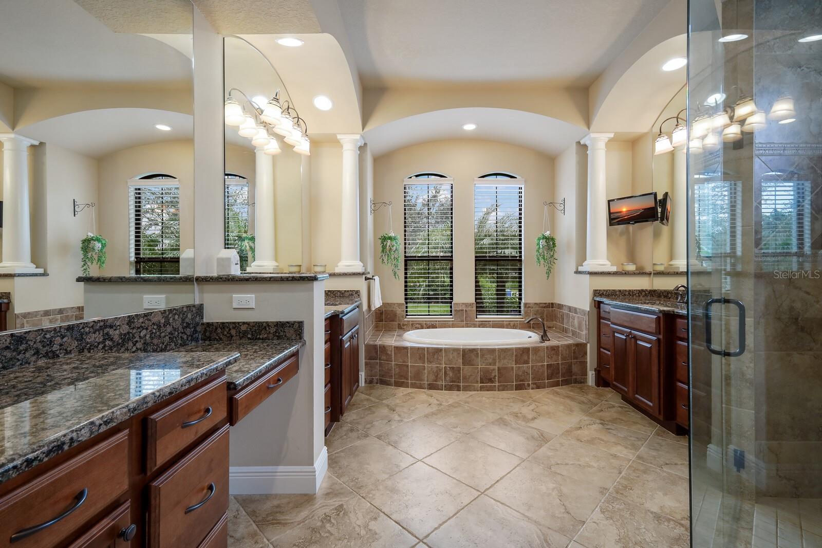 FOUNDERS CLUB - Residential