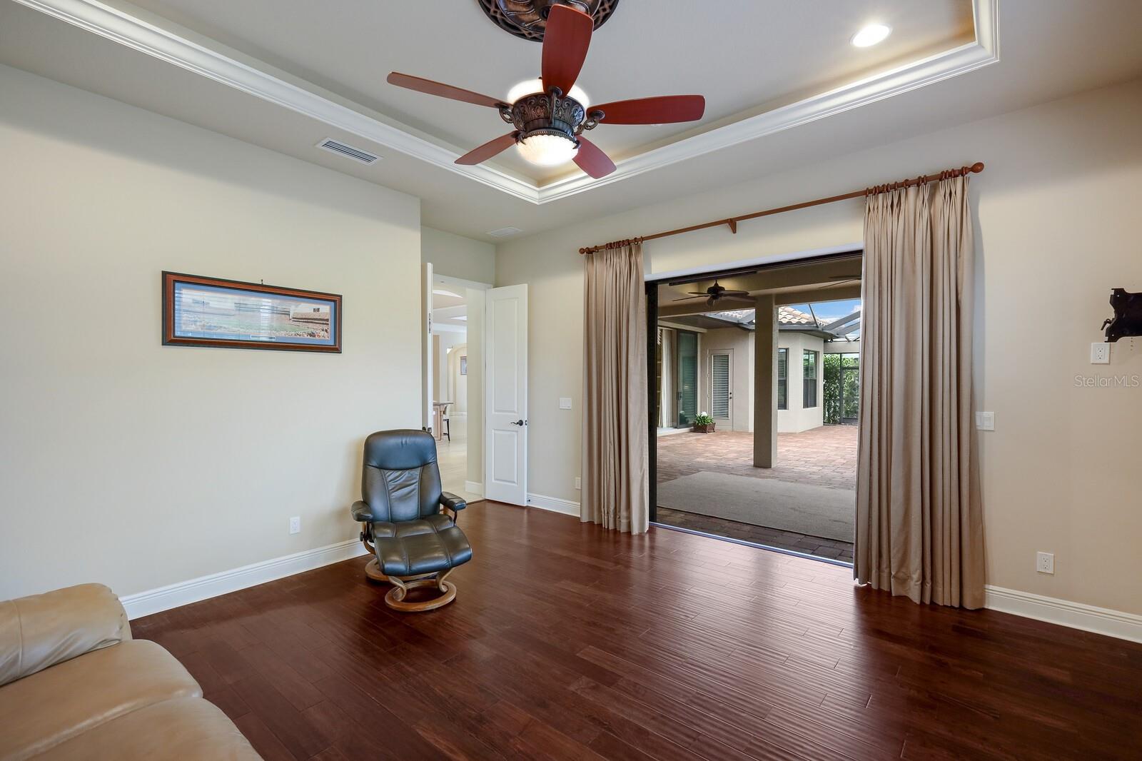 FOUNDERS CLUB - Residential