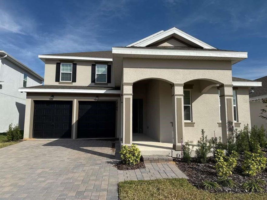 Beautiful two-story residence in the desirable Hills of Minneola community.

Be enchanted by this beautiful new, never-lived-in home, ready to welcome its first resident. With a modern and functional design, the residence offers 4 bedrooms, 3 full bathrooms and 1 powder room, combining comfort, elegance and practicality.

Upon entering, a spacious hall with a double-height ceiling creates an excellent first impression. The open-concept layout perfectly integrates the living room, dining room and kitchen, providing an ideal environment for socializing and entertaining. Sliding doors allow direct access to the outdoor area, bringing more light and connection with the open-air space.

The kitchen is fully equipped, featuring included appliances, wooden cabinets and elegant quartz countertops, offering sophistication and functionality in everyday life.

The master suite, located on the ground floor, has a large walk-in closet and bathroom with a modern countertop, ensuring comfort and privacy. Upstairs are the remaining bedrooms, all with built-in wardrobes and carpeted floors, as well as a versatile loft, ideal for a home office, TV room, or study space.

At the rear, the house offers a covered veranda and a large backyard, perfect for leisure and future customization. The residence also has a garage for 2 cars.

The Hills of Minneola community boasts an excellent location, close to shops, schools, and essential services, and offers complete infrastructure with a swimming pool, park, playground, and planned sidewalks.

Don't miss this unique opportunity to live in a new home and be the first owner. Schedule your visit!