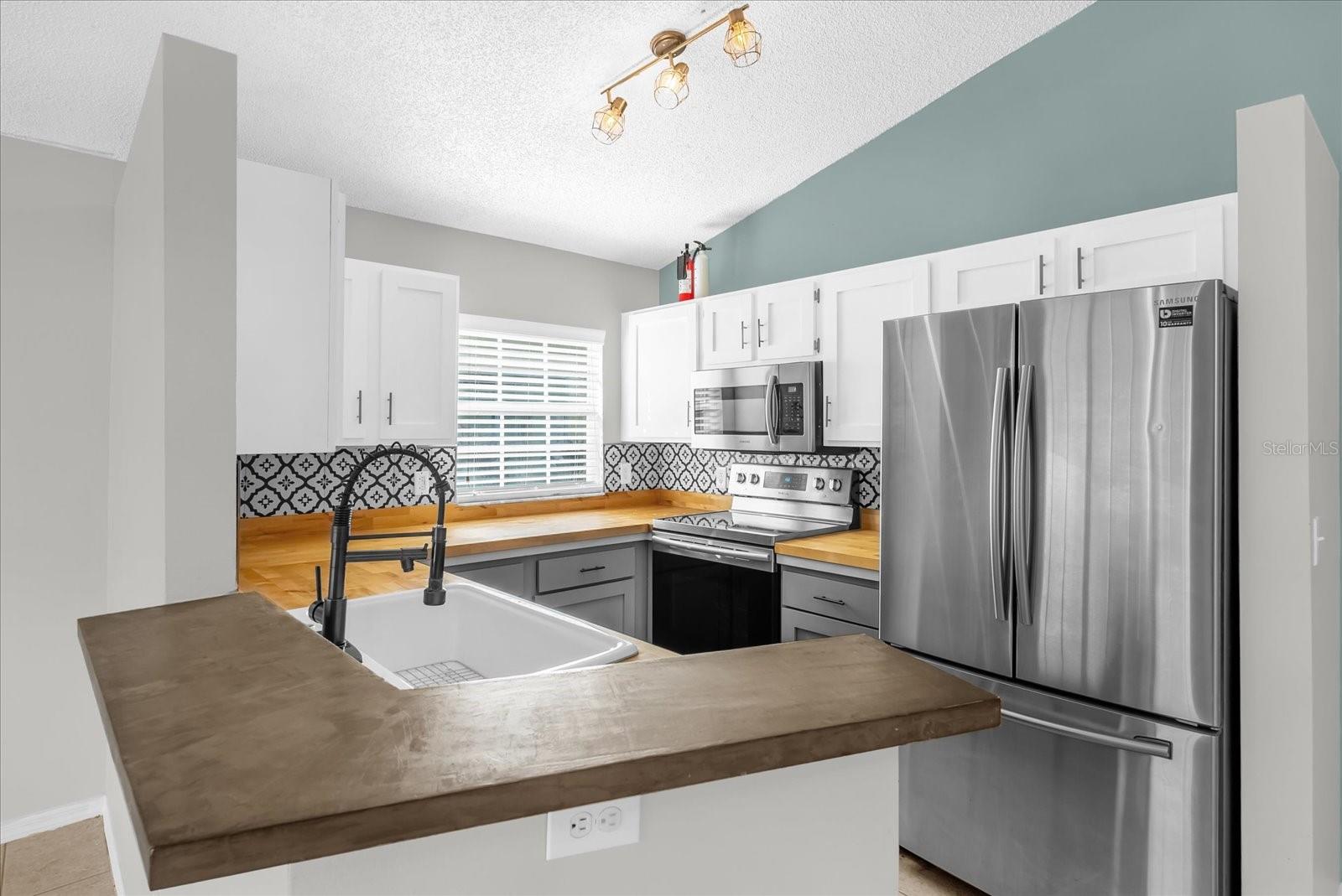 COLONIAL LAKES - Residential