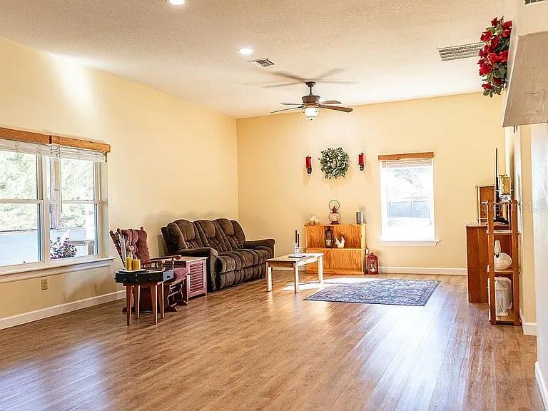 1677 W HIGHWAY 316