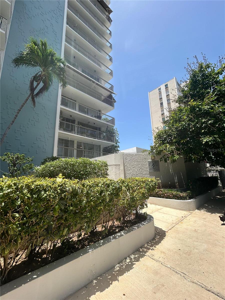 Located just steps from the beach, top restaurants, local cafés, shops, Ashford Hospital, and everything this vibrant neighborhood has to offer, this residence is perfectly situated in Condado—one of San Juan’s most walkable and connected areas, blending urban living with a coastal lifestyle.
This spacious apartment offers 3 bedrooms, 2 bathrooms, an additional flex space ideal for a home office, and 1 covered parking space. Features include a large private balcony, full power generator, water cistern, controlled access, elevator, shared pool, and only two units per floor for added privacy and tranquility. The building is located next to Stella Maris Church and Park and benefits from a nighttime security guard. Water is also included in the rent for extra convenience.
A rare opportunity for comfort, space, and a prime location in the heart of San Juan.
