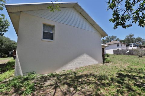 A home in LAKE WALES