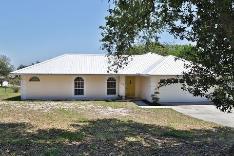 A home in LAKE WALES