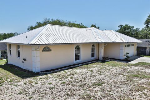 A home in LAKE WALES