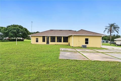 A home in LAKE WALES