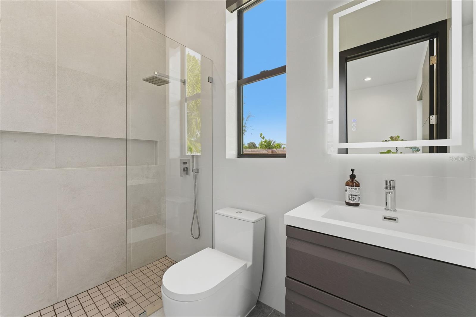 TROPICAL MANORS 33-31 B - Residential