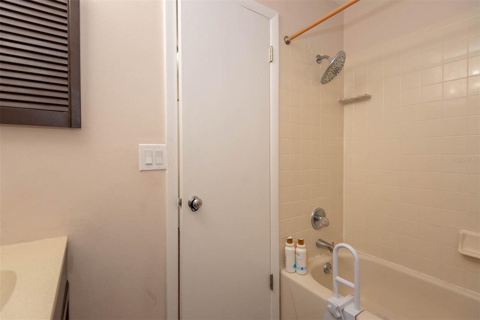 THOUSAND OAKS CONDO - Residential