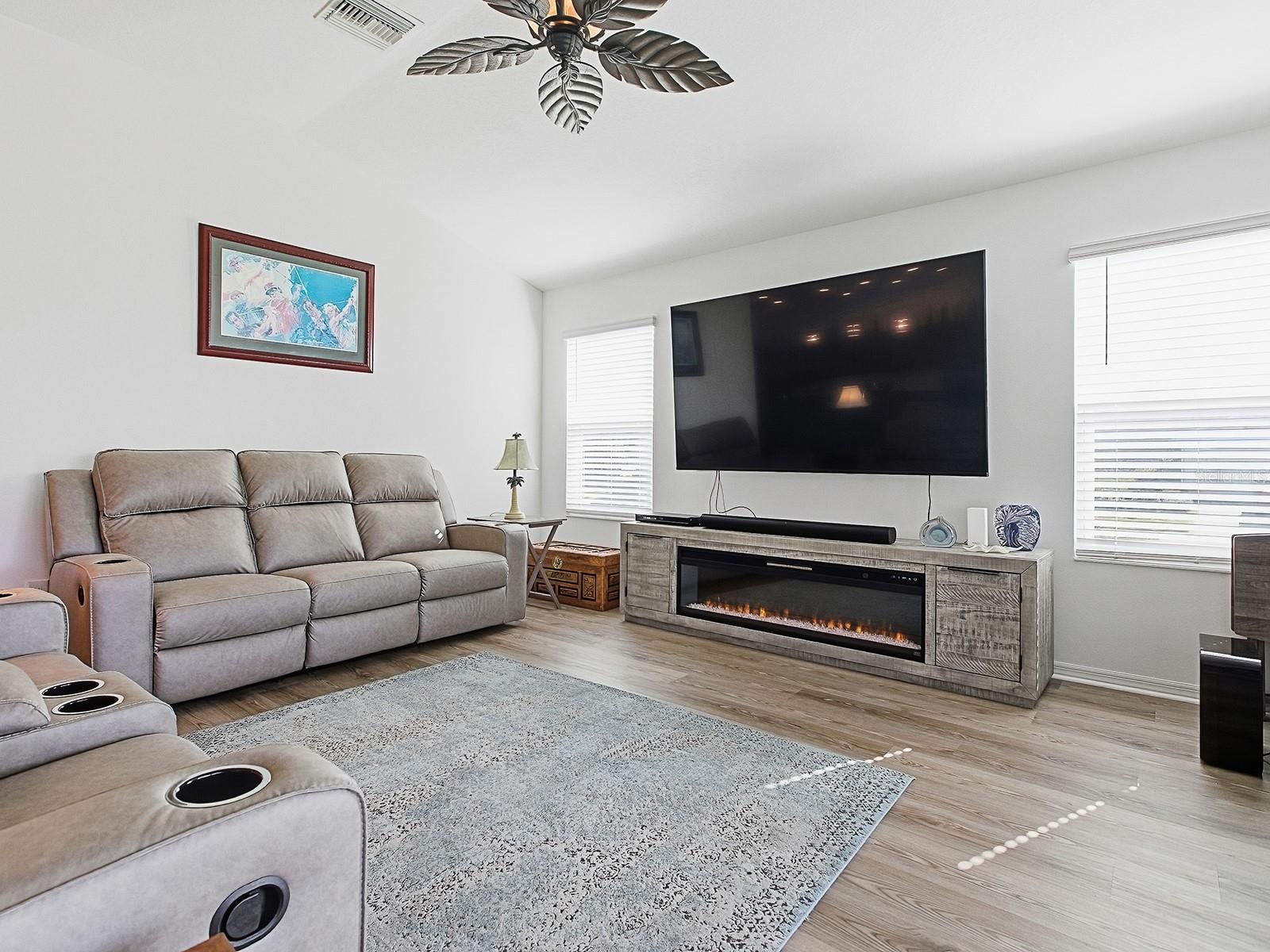 OXFORD OAKS PH ONE - Residential