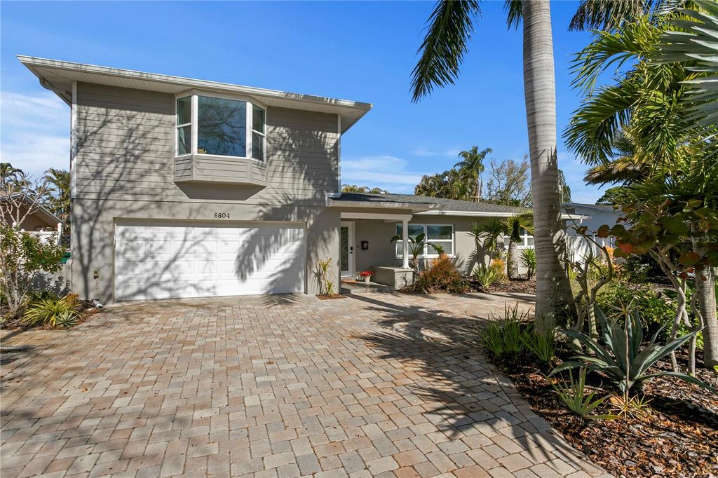 Photo of 6604 Blue Heron Drive S, St Petersburg, FL 33707 (MLS # TB8471133)