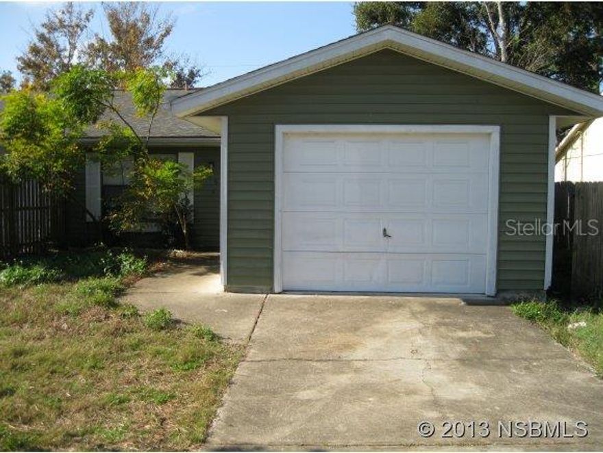 1/2 DUPLEX WITH GARAGE COMVERTED TO 3RE BEDROOM. FENCED YARD. A STEAL AT THIS PRICE. SELLER MOTIVATED. MAKE AN OFFER. ;3rd Party Gr Com Reqd ;Water: City