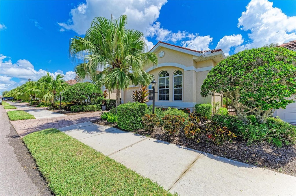 Photo of 7751 33rd Street E, Sarasota, FL 34243 (MLS # A4705220)