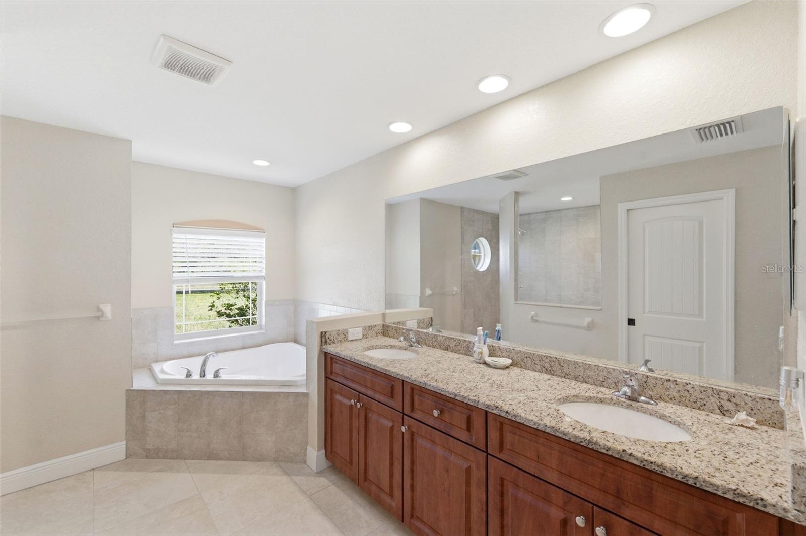 LAKE IN THE WOODS PH VI - Residential