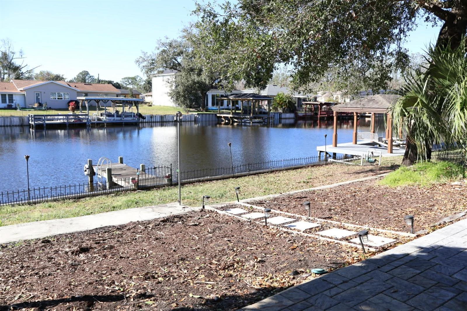 LAKE HARRIS SHORES - Residential