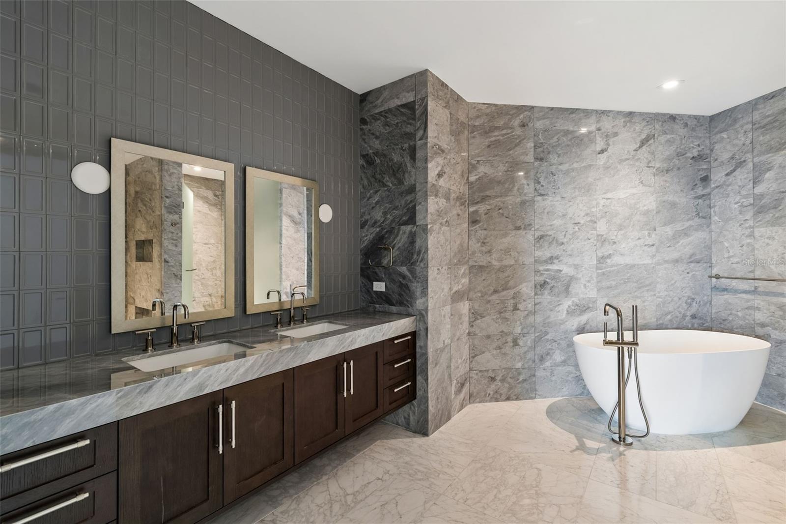 3105 BAY OAKS CONDOMINIUM - Residential