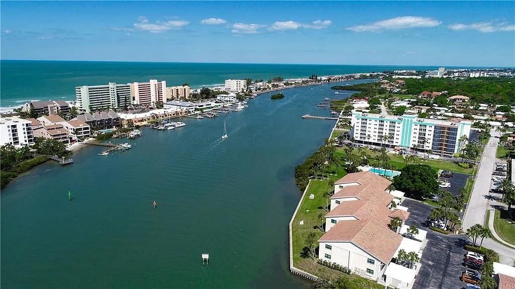 IMPERIAL POINT CONDO - Residential
