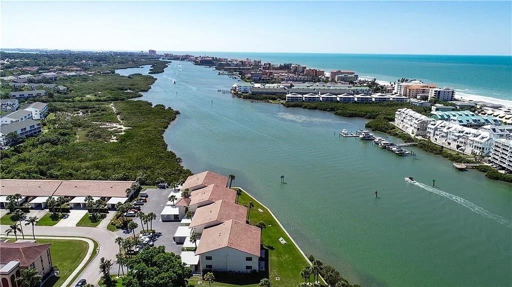 IMPERIAL POINT CONDO - Residential