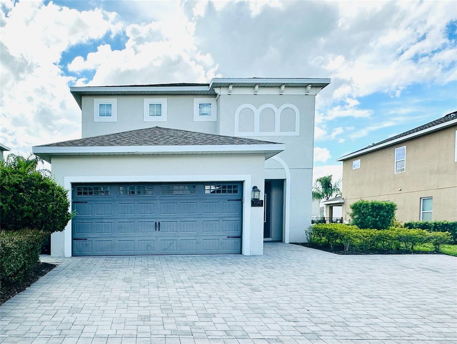 If you're looking to live in the best area of Kissimmee in a house with excellent infrastructure and access to grade A schools, this is your best option.Located 8 miles from the Disney complex and within one of the most complete and secure communities in Kissimmee, this 5-bedroom, 5-bathroom property has absolutely everything a family could want to enjoy a beautiful property.The house offers spacious, airy, and bright furnished rooms, a fully fenced leisure area with a private pool, a spacious kitchen with stainless steel appliances, and a garage with room for two or more cars.