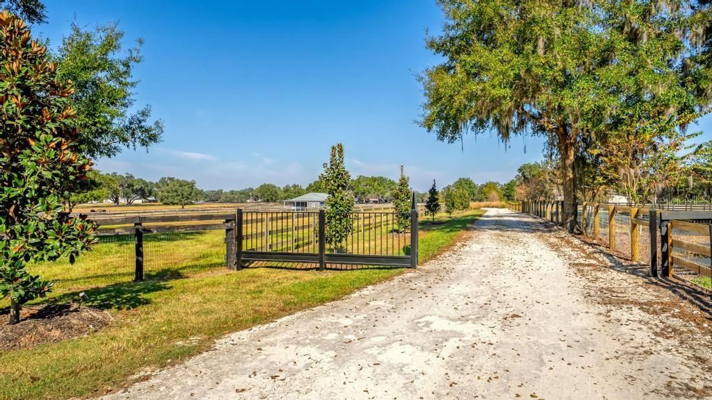 Photo of 15305 NW 112th Place Road, Morriston, FL 32668 (MLS # OM715299)