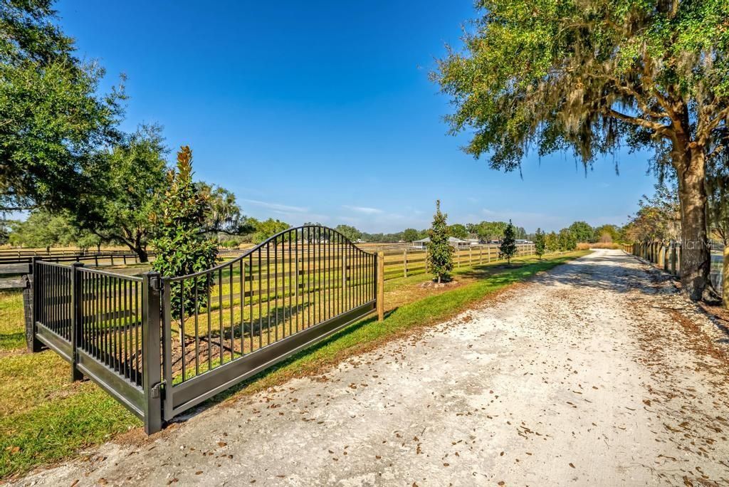 Photo of 15305 NW 112th Place Road, Morriston, FL 32668 (MLS # OM715299)