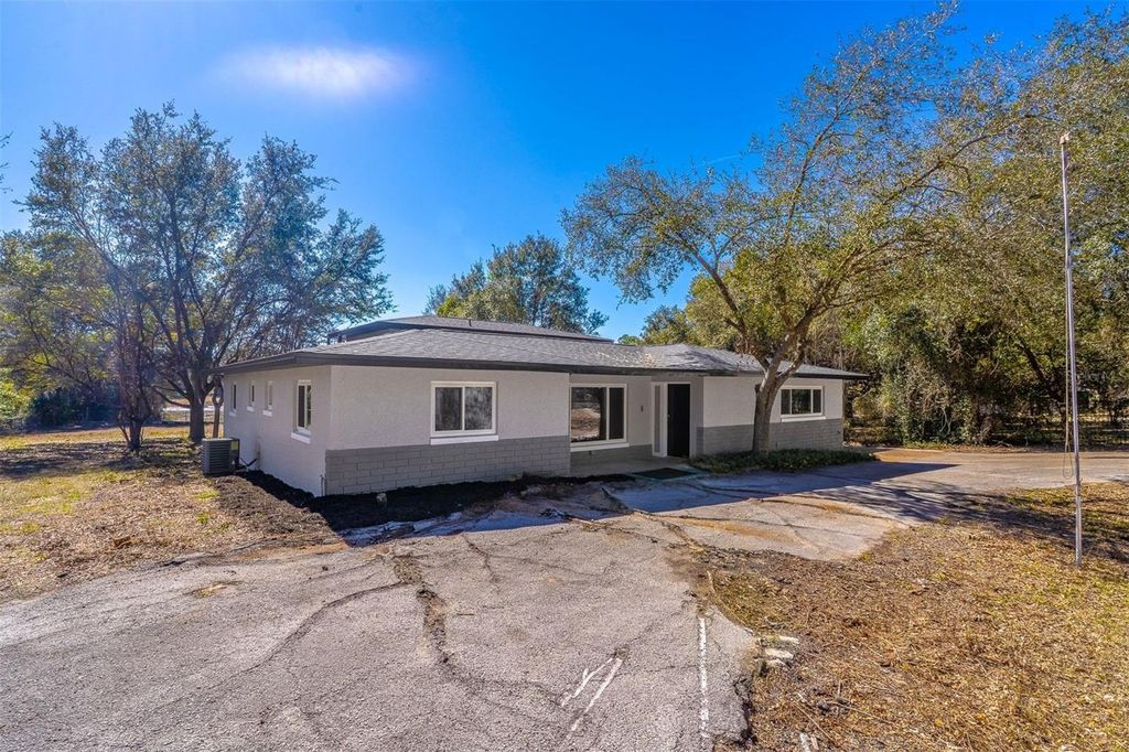 Photo of 16880 SE 63rd Lane, Ocklawaha, FL 32179 (MLS # O6404210)