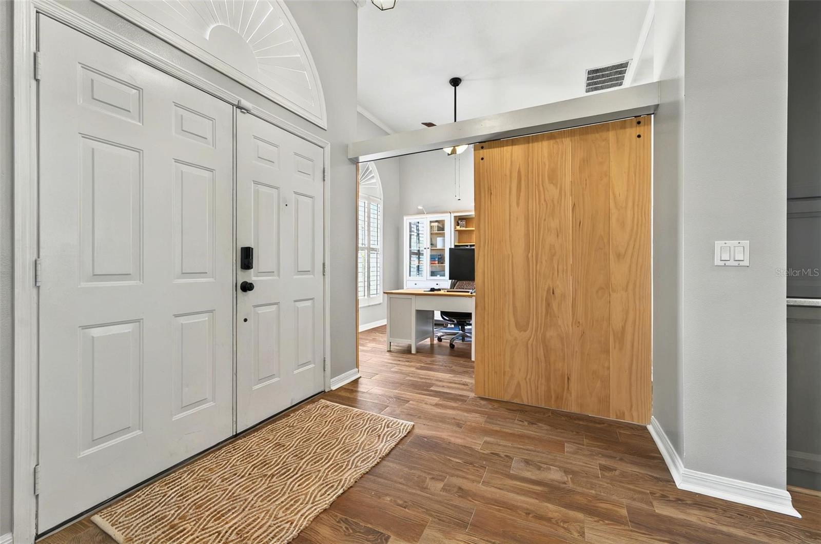641 LAKESCAPE COURT