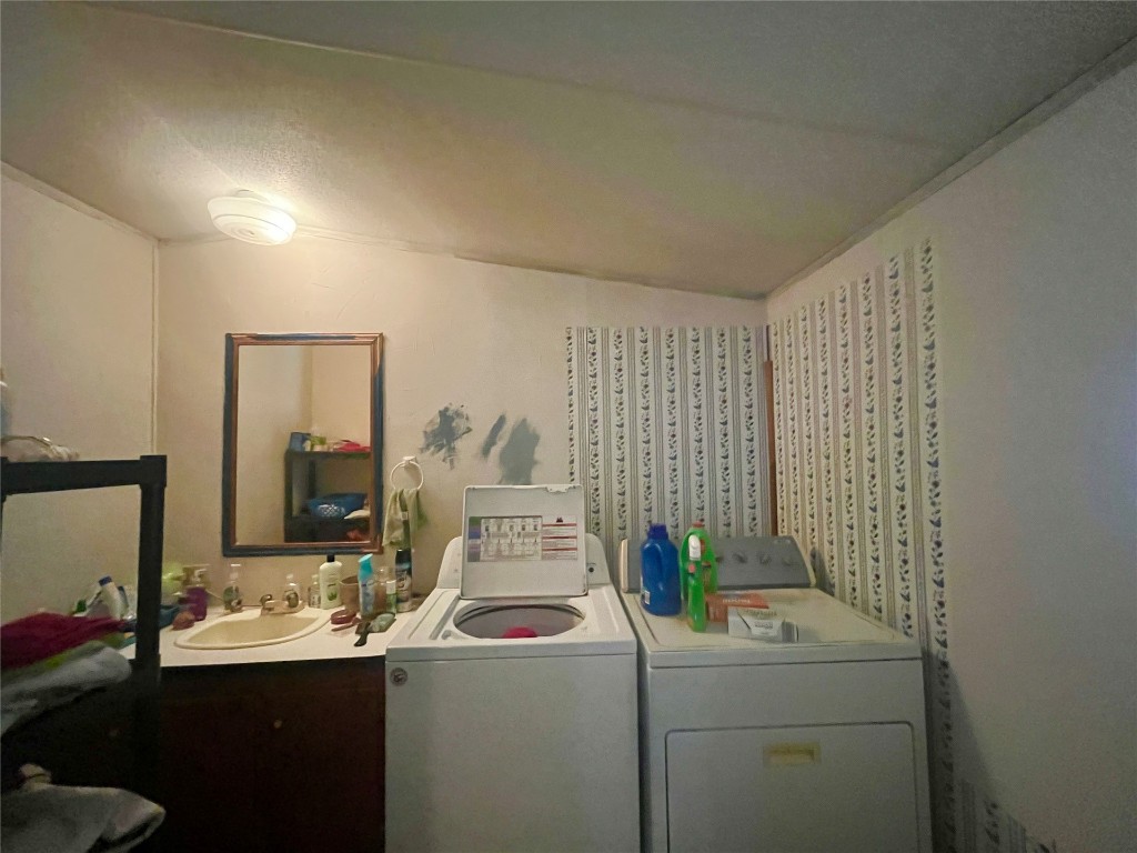 Prague, Oklahoma 74864, United States, 3 Bedrooms Bedrooms, ,2 BathroomsBathrooms,Residential,Active,43455