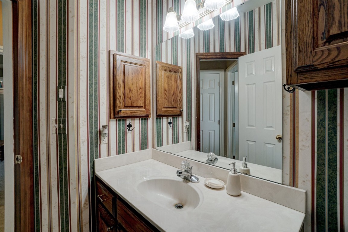 Shawnee, Oklahoma 74801, United States, 4 Bedrooms Bedrooms, ,3 BathroomsBathrooms,Residential,Pending,5070