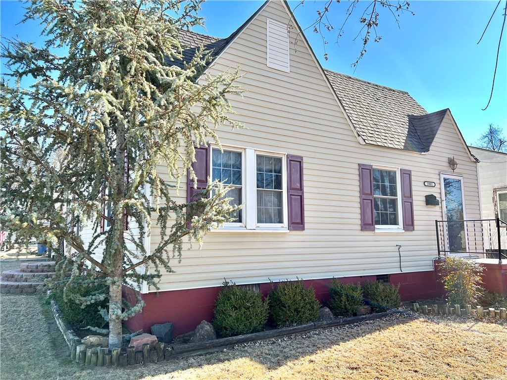 Photo 1 of 19 — 1901 S S 15th Street, Chickasha, OK 73018