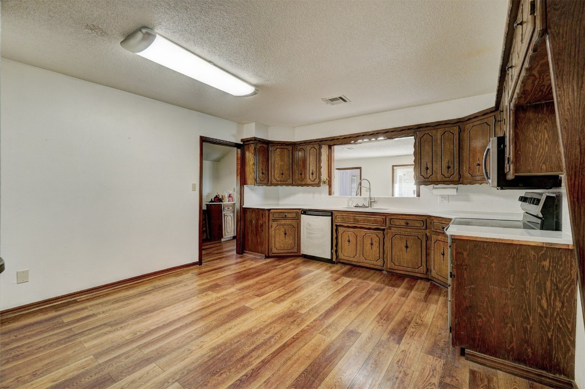 Tecumseh, Oklahoma 74873, United States, 4 Bedrooms Bedrooms, ,4 BathroomsBathrooms,Residential,Pending,36350