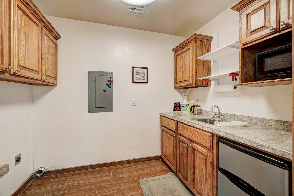 Tecumseh, Oklahoma 74873, United States, 4 Bedrooms Bedrooms, ,4 BathroomsBathrooms,Residential,Pending,36350